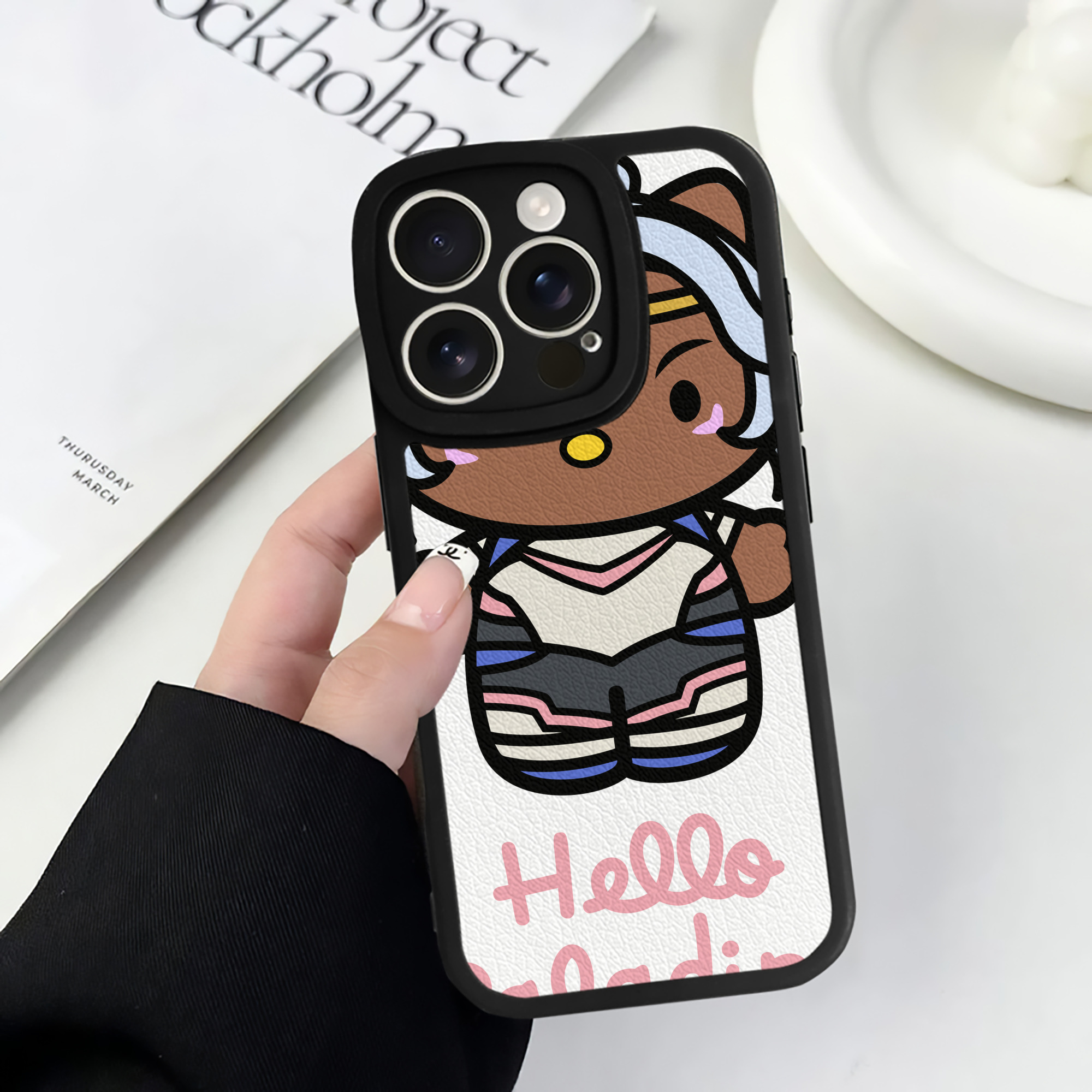 （画像用） Hello Kitty ハローキティ 【iPhone 16シリーズ対応】シリコンスマホケース（レザー調） 材質：シリコン